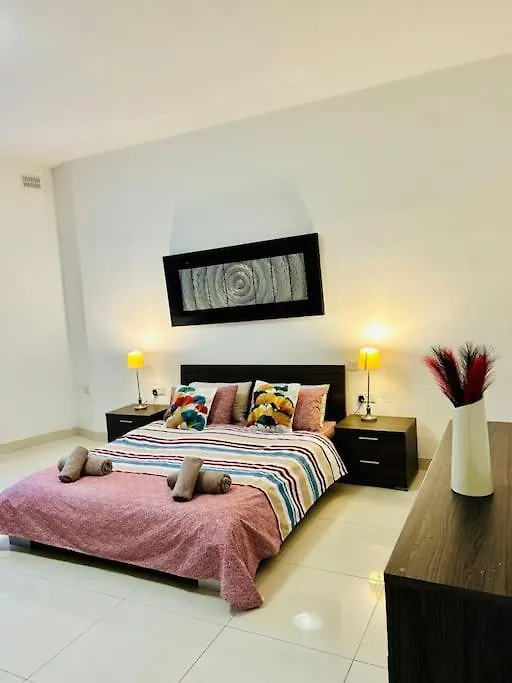Seaside Spinola Apt In St Julians, Queen Beds Saint Julian's Apartment