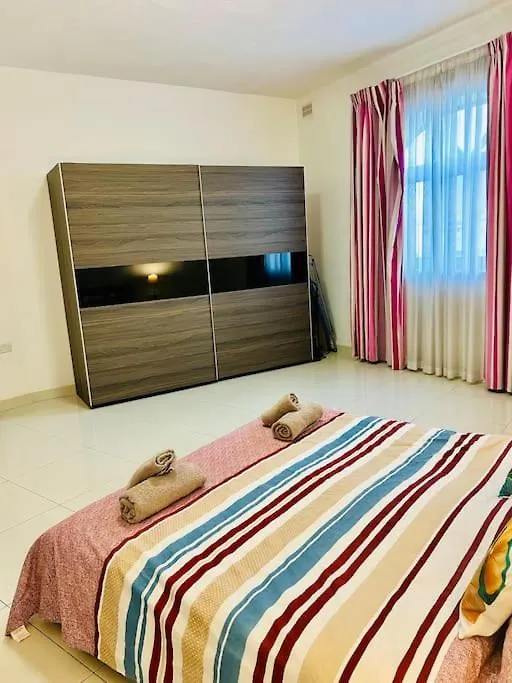 Seaside Spinola Apt In St Julians, Queen Beds Saint Julian's Apartment