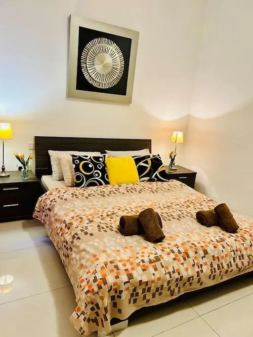 Seaside Spinola Apt In St Julians, Queen Beds Saint Julian's Apartment