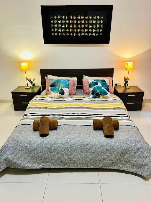 Seaside Spinola Apt In St Julians, Queen Beds Saint Julian's Apartment